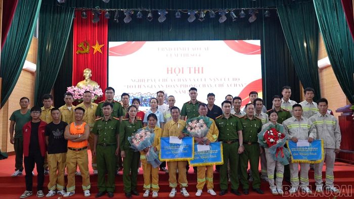 Ban tổ chức trao các giải nhất, nhì, ba và khuyến khích cho các đội thi.