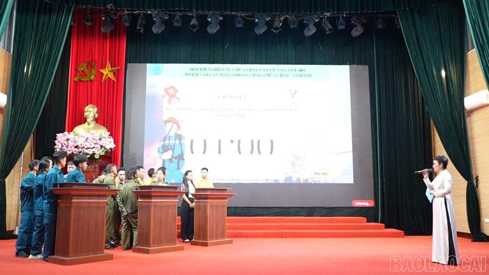 Ở phần thi lý thuyết, các đội bốc thăm trả lời các câu hỏi liên quan.