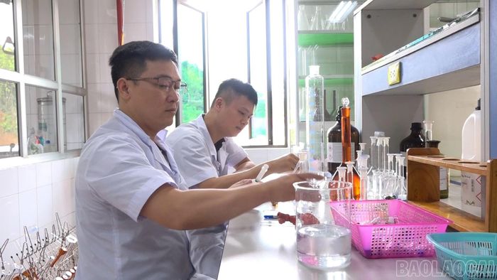 Trung tâm Kiểm nghiệm, Sở Y tế tỉnh lấy mẫu mỹ phẩm.