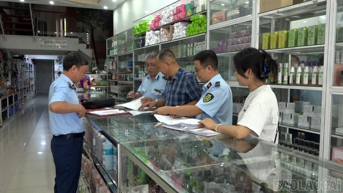 Đội Quản lý thị trường số 1, Chi cục Quản lý thị trường tỉnh kiểm tra các cơ sở kinh doanh mỹ phẩm trên địa bàn.