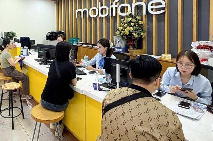 Doanh nghiệp MobiFone hỗ trợ người dân xác thực lại thông tin