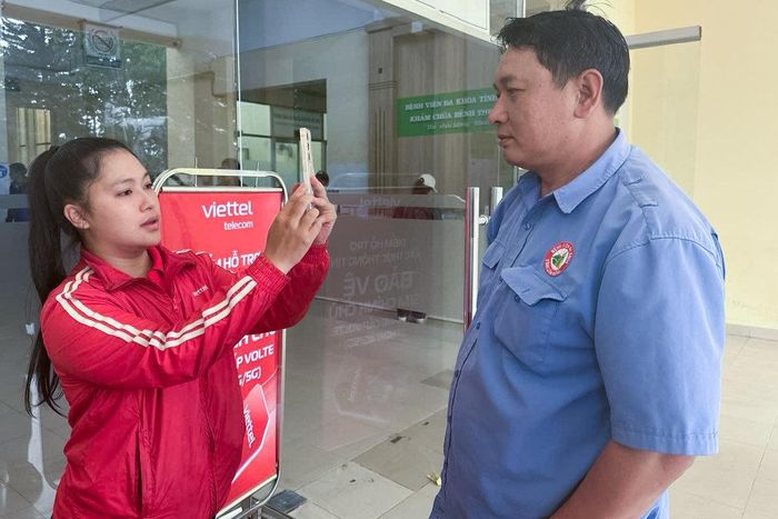 Doanh nghiệp Viettel hỗ trợ người dân xác thực lại thông tin
