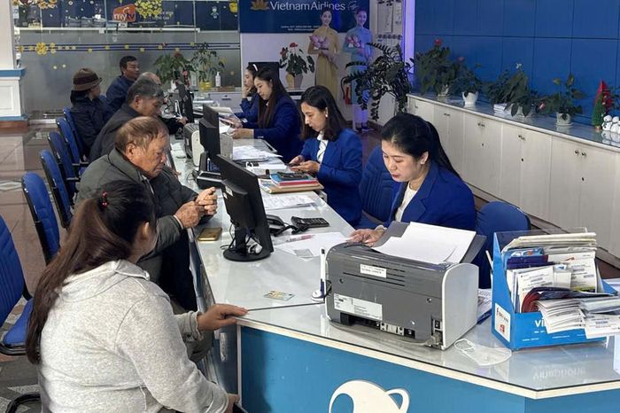 Doanh nghiệp Vinaphone hỗ trợ người dân xác thực lại thông tin.