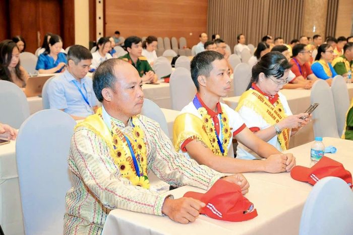 Ông Thanh Minh Vương Quốc Phong (đầu tiên, từ trái sang) tham dự lễ tôn vinh