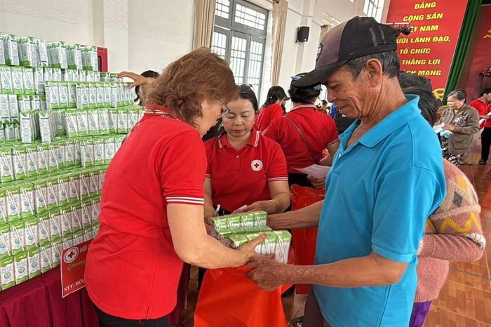 Các phần quà được trao đến hộ nghèo, hộ có hoàn cảnh khó khăn trong cộng đồng