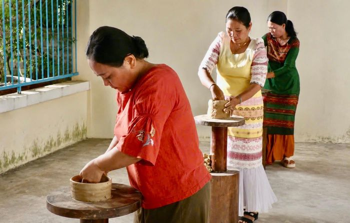 Nghề gốm Chăm đang đối mặt với không ít khó khăn.