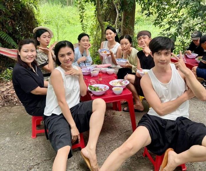Bộ đôi mẹ bỉm Vân Trang và Thanh Hiền trong hậu trường phim Như hạt mưa sa cùng với các diễn viên.