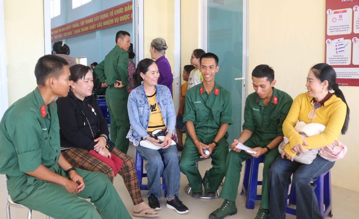Thân nhân thăm các chiến sĩ tại một đơn vị