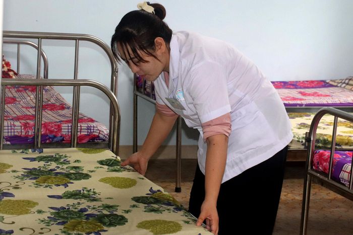 Nhân viên y tế tại Điểm thi Trường THPT Phan Chu Trinh - Phan Thiết kiểm tra lại thiết bị phục vụ trường hợp cần thiết