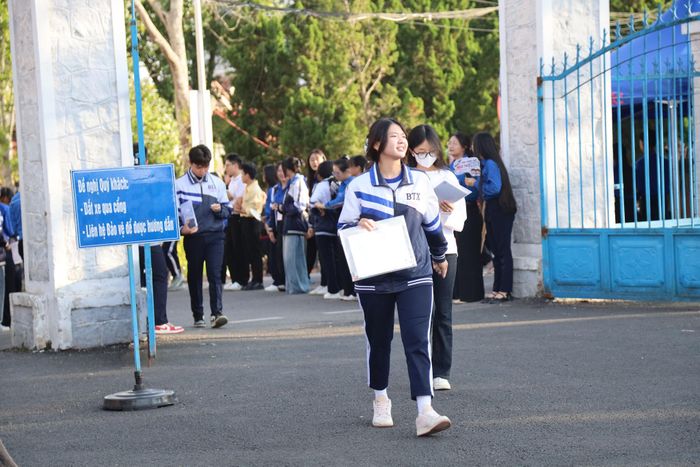 Các thí sinh tại Điểm thi Trường THPT Bùi Thị Xuân - Đà Lạt (phường Xuân Hương - Đà Lạt) đã có mặt từ sớm để dự thi môn Ngữ văn