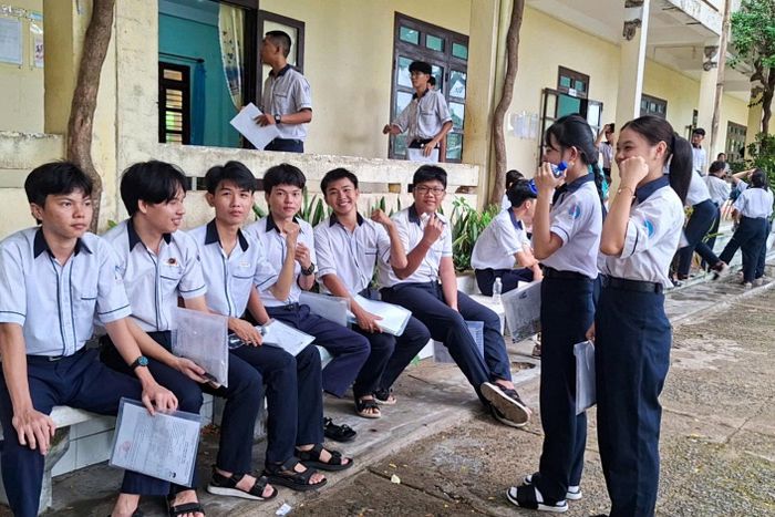 Thí sinh tại Điểm thi Trường THPT Ngô Quyền tự tin bước vào kỳ thi