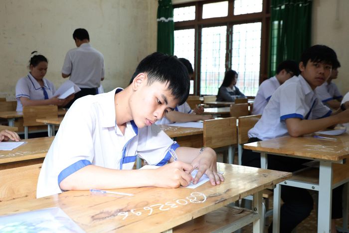 Sáng 11/6, thí sinh bước vào môn thi Ngữ văn với hình thức tự luận