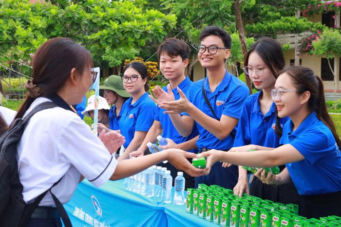 Thanh niên tình nguyện hỗ trợ thí sinh nước uống, sữa