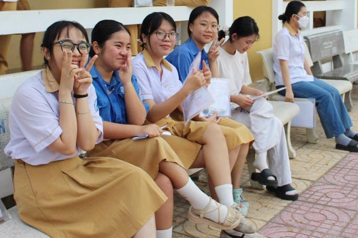 Thí sinh tại Điểm thi Trường THPT Phan Bội Châu - Phan Thiết tự tin bước vào kỳ thi