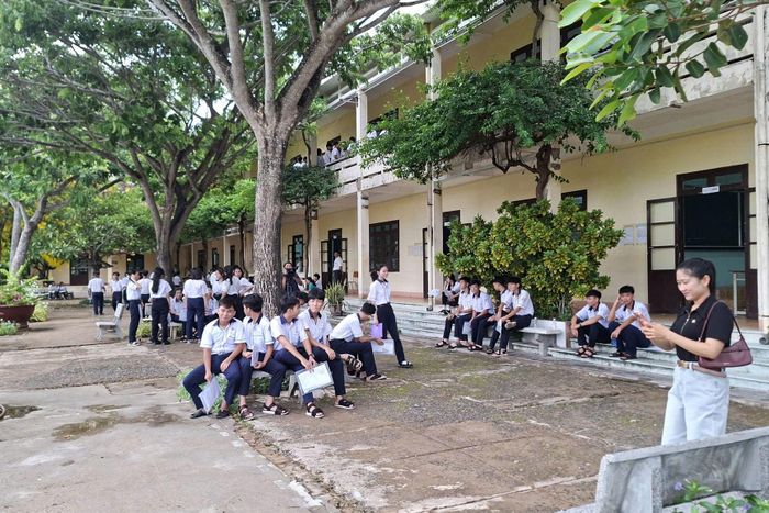 Quang cảnh tại Điểm thi Trường THPT Ngô Quyền (Phú Quý)