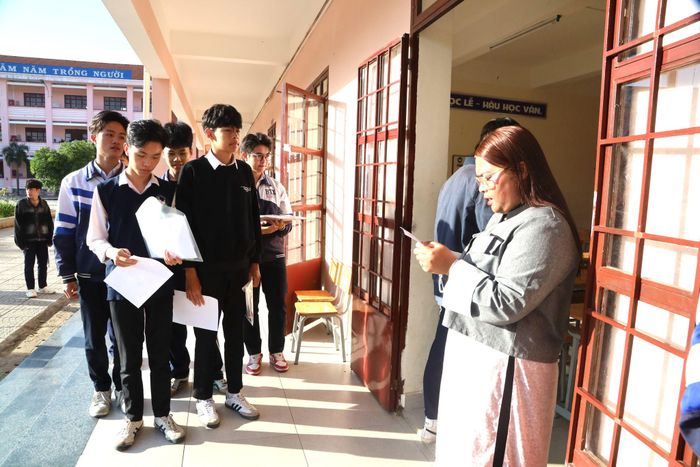 Thí sinh tại Điểm thi Trường THPT Bùi Thị Xuân - Đà Lạt làm thủ tục chuẩn bị vào phòng thi