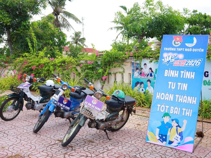 Xe ôm miễn phí phục vụ thí sinh
