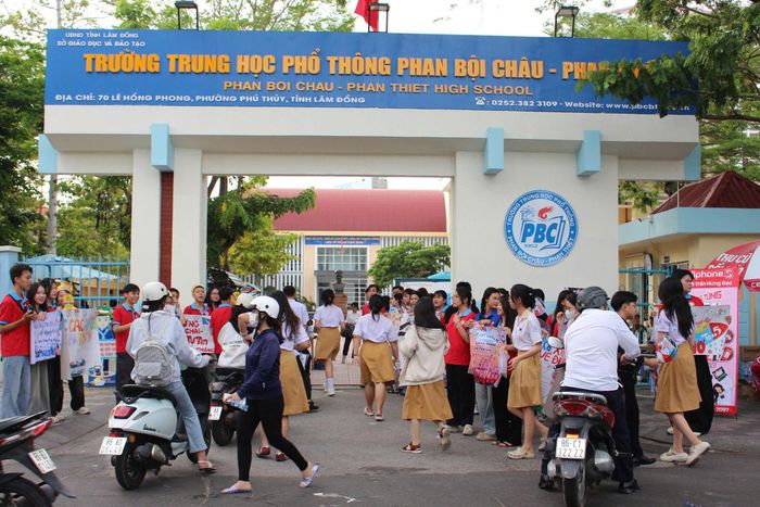 Không khí trong buổi thi đầu tiên tại Điểm thi Trường THPT Phan Bội Châu - Phan Thiết