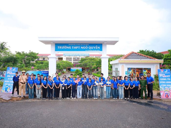 Lực lượng thanh niên tình nguyện sẵn sàng hỗ trợ thí sinh dự thi