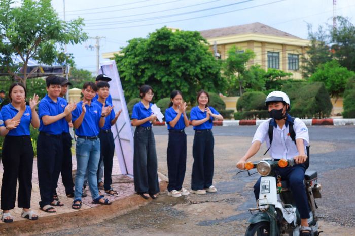Thanh niên tình nguyện cổ vũ tinh thần cho thí sinh