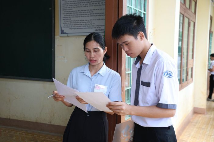 Giám thị gọi thí sinh vào phòng thi