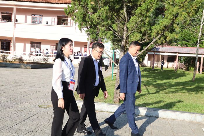 Tỉnh ủy viên, Giám đốc Sở Giáo dục và Đào tạo tỉnh Lâm Đồng Lê Thị Bích Liên kiểm tra công tác tổ chức Kỳ thi tốt nghiệp THPT năm 2026 tại Điểm thi Trường THPT Bùi Thị Xuân - Đà Lạt trong buổi thi đầu tiên