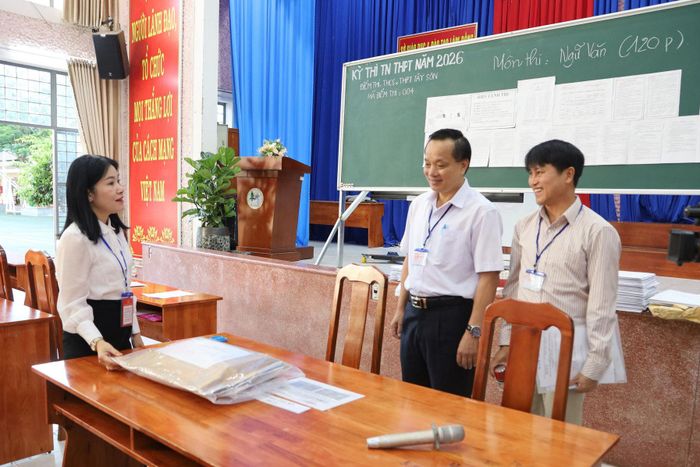 Kiểm tra việc bảo quản đề thi, bài thi, bố trí cán bộ coi thi tại Điểm thi Trường THCS - THPT Tây Sơn