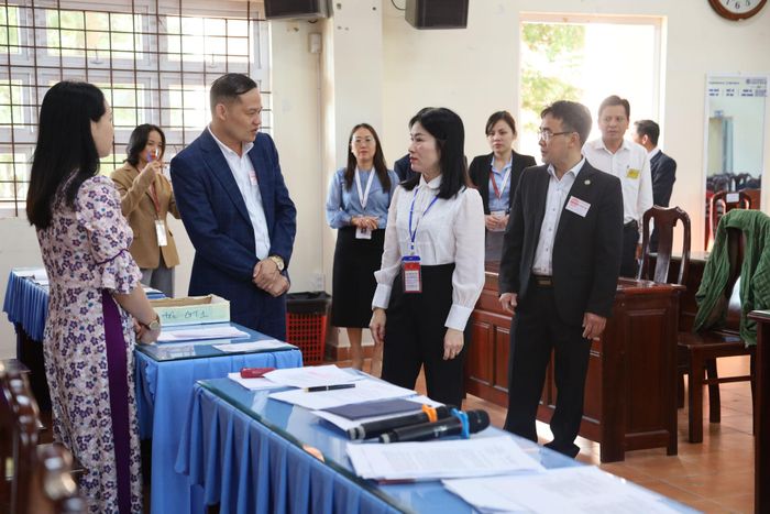 Thăm hỏi cán bộ coi thi tại Điểm thi Trường THPT Bùi Thị Xuân - Đà Lạt