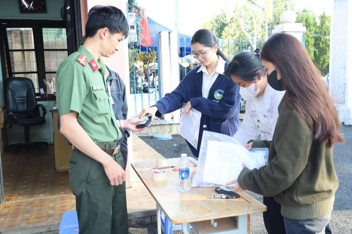 Thí sinh tại Điểm thi Trường THPT Bùi Thị Xuân - Đà Lạt làm thủ tục gửi điện thoại, tư trang trước khi vào phòng thi