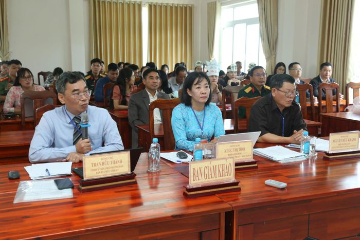 Thành viên Ban Giám khảo đặt câu hỏi với các thí sinh tham gia hội thi tại Cụm thi số 1