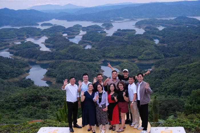 Du khách trải nghiệm không gian trên khu vực hồ Tà Đùng (Hình tư liệu)