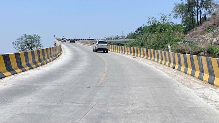 Xe ô tô lưu thông hai chiều an toàn trên cầu cạn, quốc lộ 28B (Hình tư liệu)