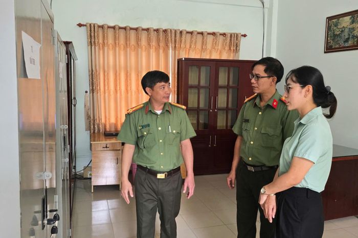Lực lượng công an kiểm tra khu vực bảo quản đề thi