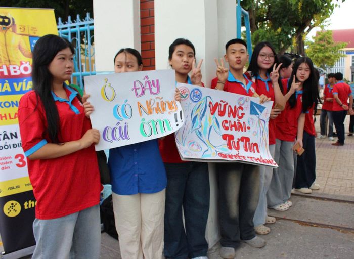 Thanh niên tình nguyện cổ vũ, động viên tinh thần thí sinh trước giờ làm bài