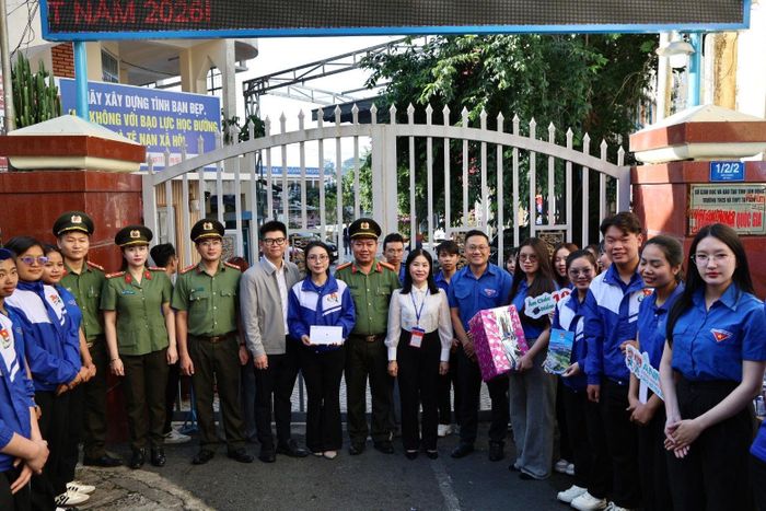 Lãnh đạo Sở Giáo dục và Đào tạo cùng các sở, ngành thăm hỏi, động viên lực lượng tham gia chương trình Tiếp sức mùa thi