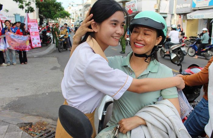 Phụ huynh gửi gắm niềm tin và kỳ vọng trước cổng điểm thi