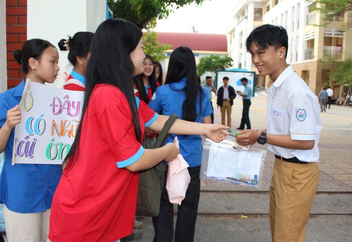 Ngay từ sáng sớm, các tình nguyện viên đã túc trực tại điểm thi, tiếp sức cho các sĩ tử bước vào kỳ thi