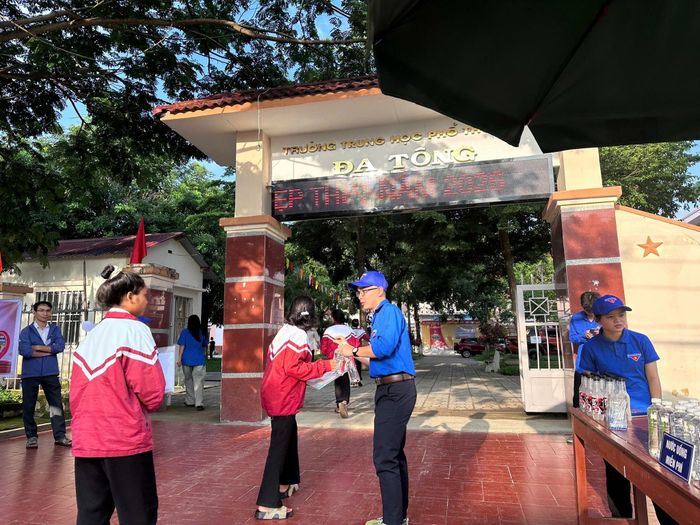 Thanh niên tình nguyện hướng dẫn thí sinh tại khu vực cổng điểm thi