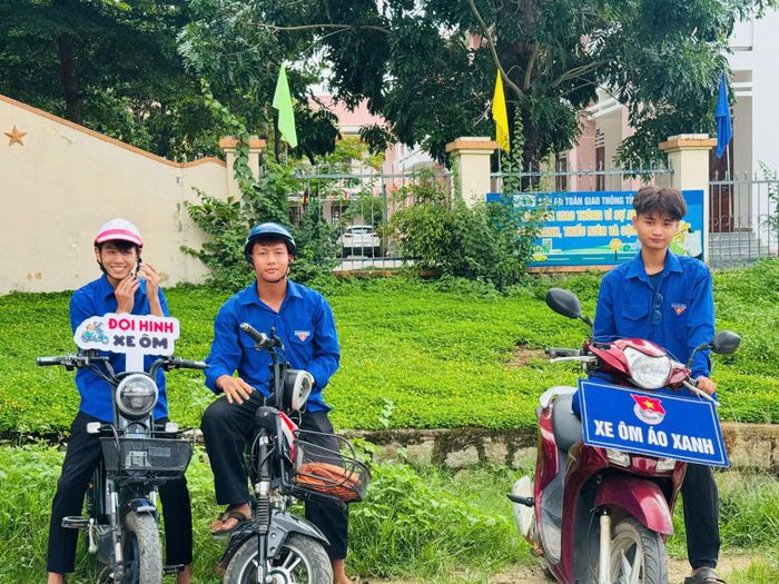 Đội hình xe ôm tình nguyện sẵn sàng hỗ trợ đưa đón thí sinh đến điểm thi an toàn, đúng giờ