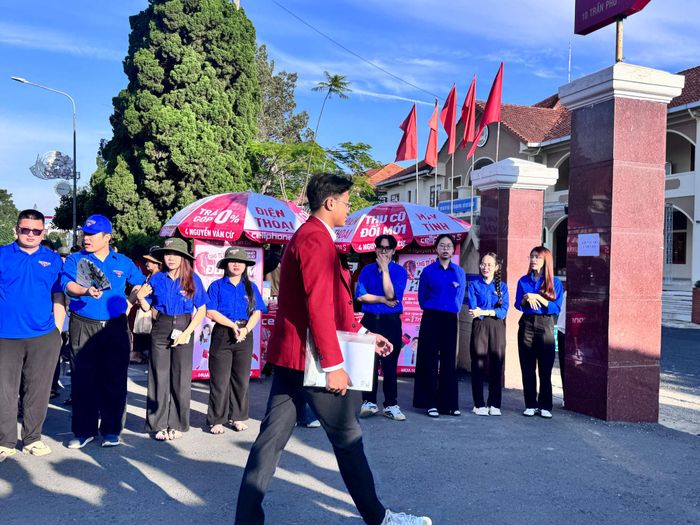 Thanh niên tình nguyện có mặt từ sớm tại điểm thi để triển khai các hoạt động hỗ trợ thí sinh
