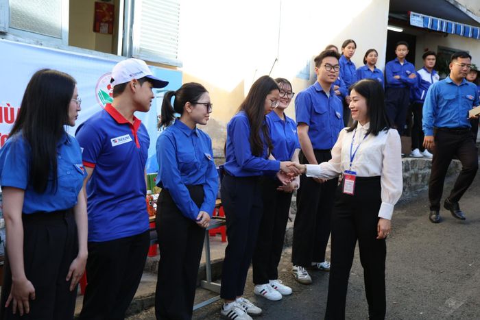 Lãnh đạo Sở Giáo dục và Đào tạo Lâm Đồng thăm hỏi, động viên các đội hình thanh niên tình nguyện tại điểm thi
