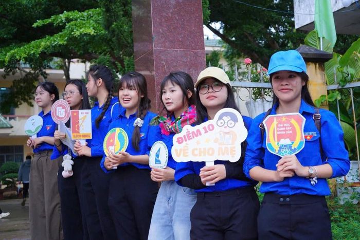 Đoàn viên, thanh niên khích lệ tinh thần thí sinh dự thi