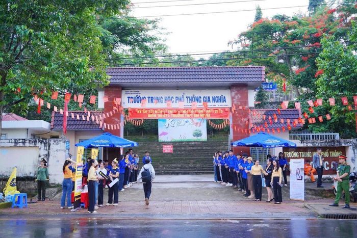 Mặc dù trời có mưa nhẹ, nhưng lực lượng tình nguyện viên vẫn có mặt và hỗ trợ thí sinh vào khu vực thi an toàn