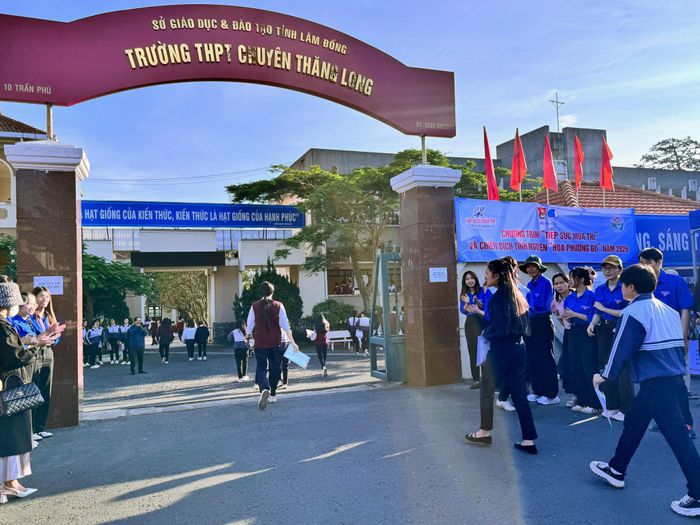 Các đội hình tiếp sức mùa thi có mặt từ sáng sớm để đồng hành với sĩ tử