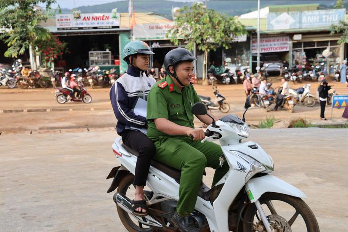 Thí sinh được cán bộ công an hỗ trợ di chuyển tới điểm thi