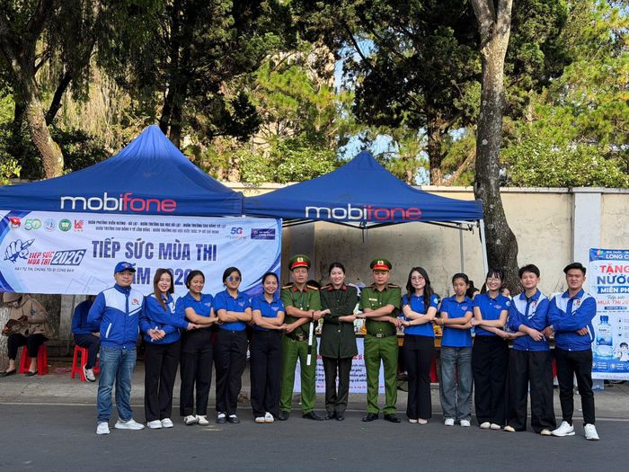 Lực lượng công an cùng thanh niên tình nguyện thường trực tại điểm thi, bảo đảm an ninh trật tự và hỗ trợ thí sinh trong suốt thời gian diễn ra kỳ thi