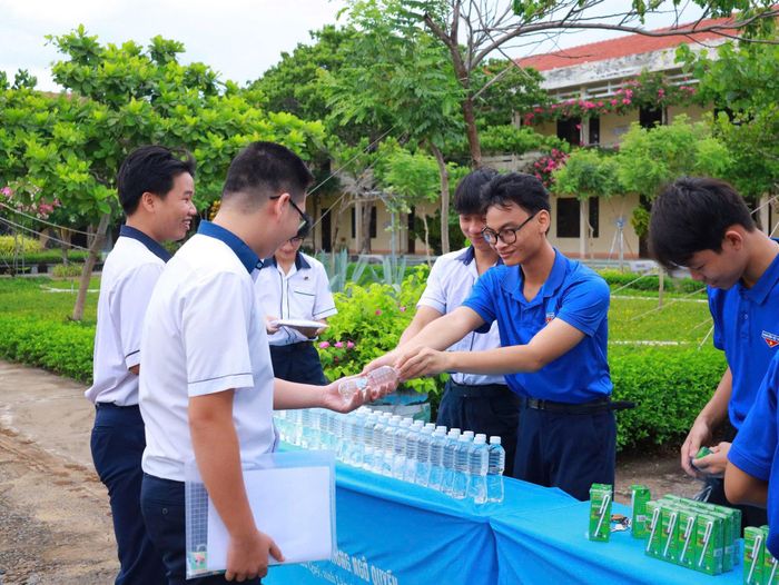 Các tình nguyện viên tiếp nước, đồng hành với thí sinh trong Kỳ thi tốt nghiệp THPT năm 2026