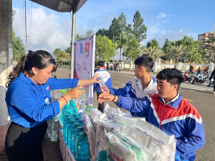 Thanh niên tình nguyện cổ vũ, động viên tinh thần thí sinh trước giờ làm bài