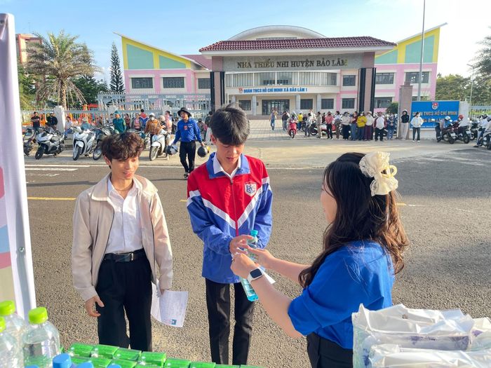 Thanh niên tình nguyện phát nước, cổ vũ tinh thần thí sinh trước giờ vào phòng thi