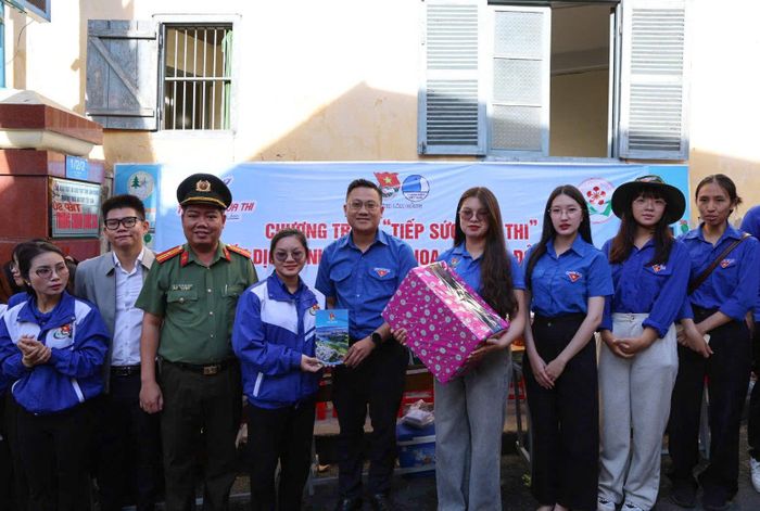 Lực lượng vũ trang và đại diện Tỉnh đoàn Lâm Đồng đã đến thăm hỏi, động viên và trao tặng những phần quà ý nghĩa cho các tình nguyện viên tham gia hỗ trợ kỳ thi tốt nghiệp